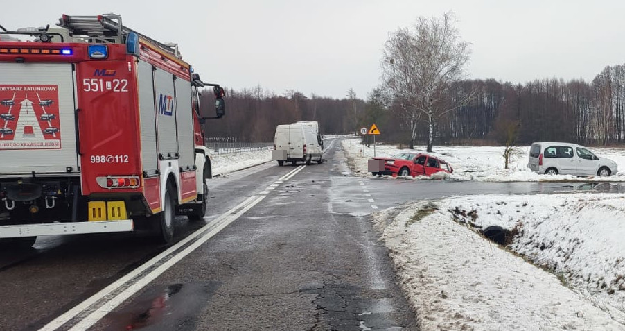 Zderzenie trzech pojazdów na drodze wojewódzkiej nr 812. Dwie osoby w szpitalu