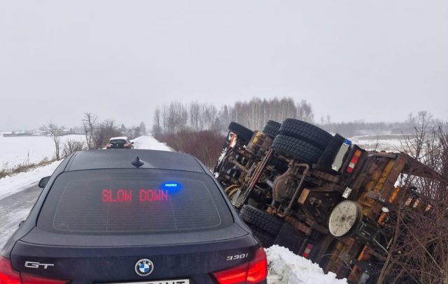 Wpadł pługiem do rowu, pojazd przewrócił się na bok (zdjęcia)