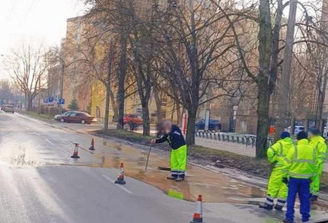 Duża awaria wodociągowa na ul. Głębokiej w Lublinie. Woda wybija spod nawierzchni (zdjęcia, wideo)