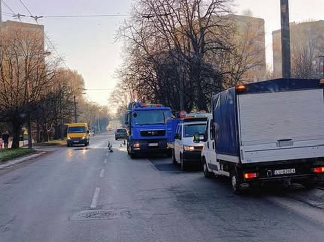 Duża awaria wodociągowa na ul. Głębokiej w Lublinie. Woda wybija spod nawierzchni (zdjęcia, wideo)