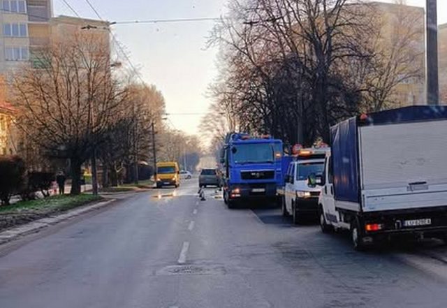 Duża awaria wodociągowa na ul. Głębokiej w Lublinie. Woda wybija spod nawierzchni (zdjęcia, wideo)