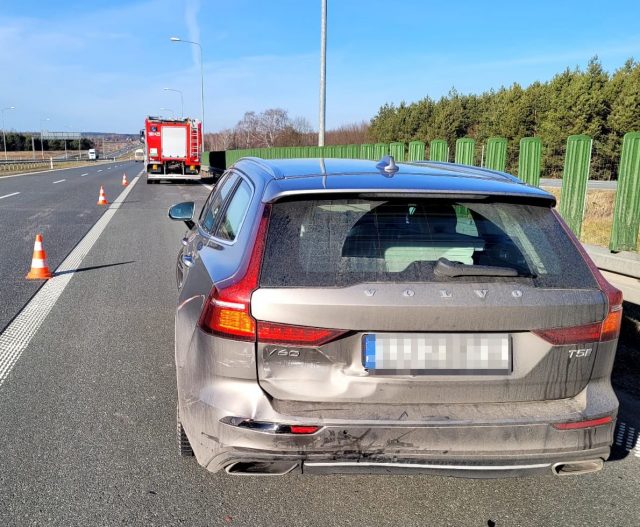 Nie wyhamował dacią za volvo, doszło do kolizji. Dostał mandat (zdjęcia)