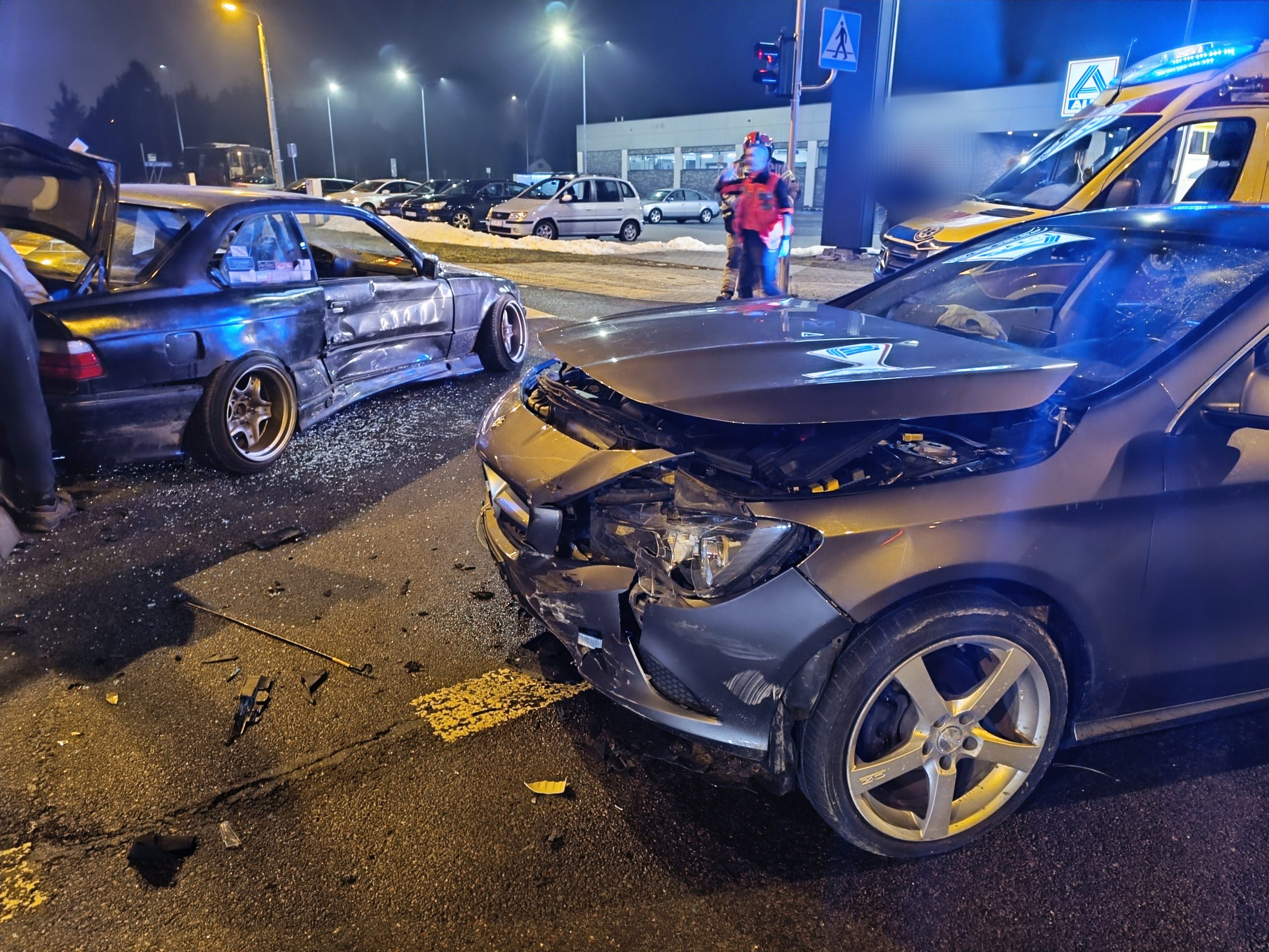 Wjechał na czerwonym na skrzyżowanie. BMW zderzyło się z mercedesem (zdjęcia)