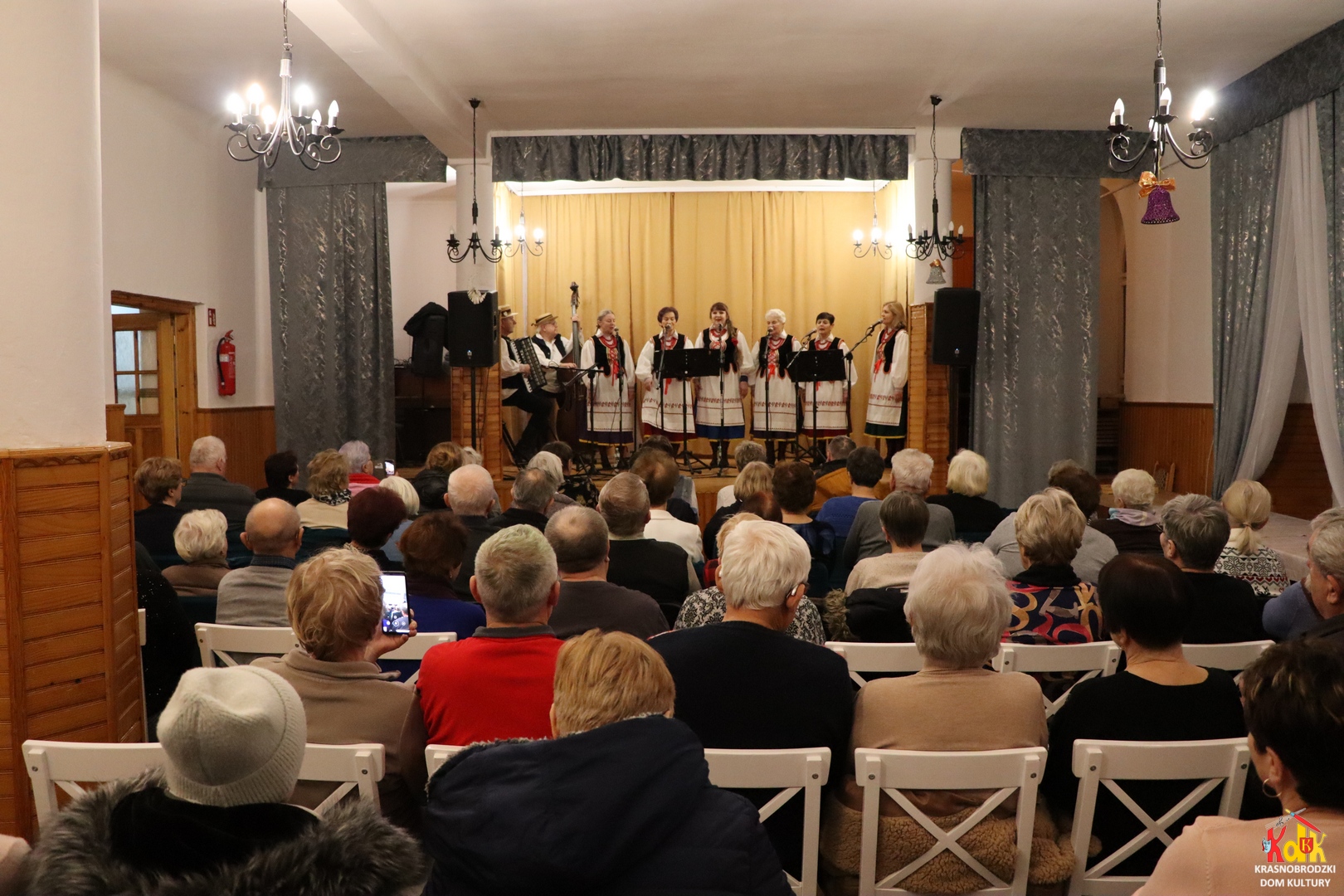 Wójtowianie wystąpili dla pensjonariuszy sanatorium. Lokalny folklor przyjęto z dużym zainteresowaniem (zdjęcia)