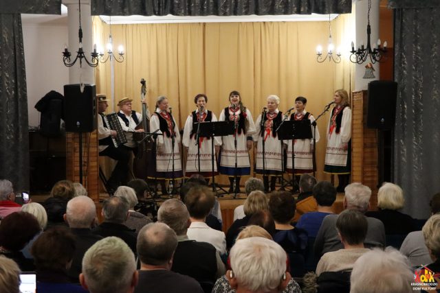 Wójtowianie wystąpili dla pensjonariuszy sanatorium. Lokalny folklor przyjęto z dużym zainteresowaniem (zdjęcia)