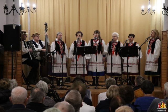 Wójtowianie wystąpili dla pensjonariuszy sanatorium. Lokalny folklor przyjęto z dużym zainteresowaniem (zdjęcia)