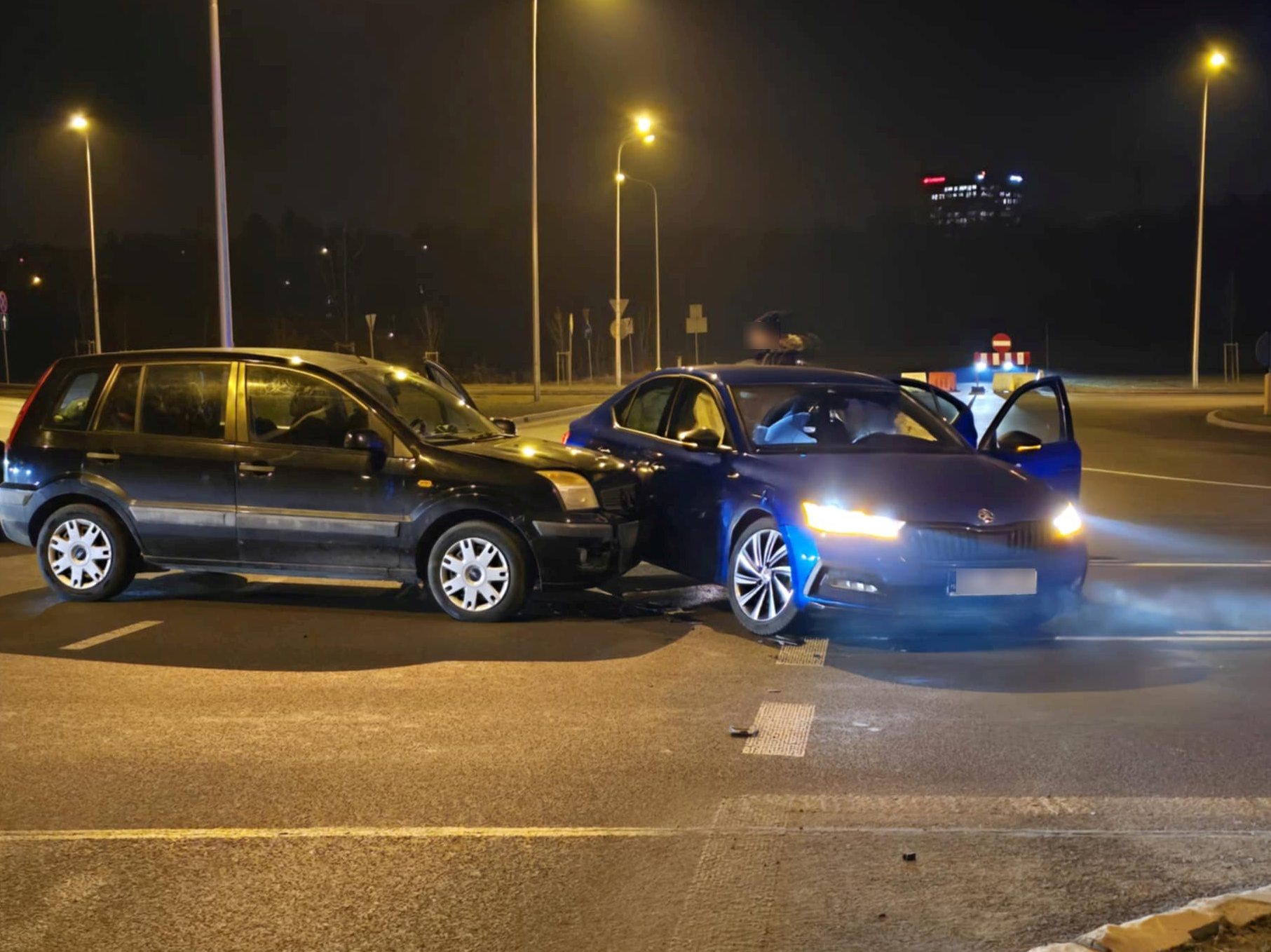 Na rondzie z pniakiem bez zmian. Kierowcy dalej nie zauważają znaków (zdjęcia)