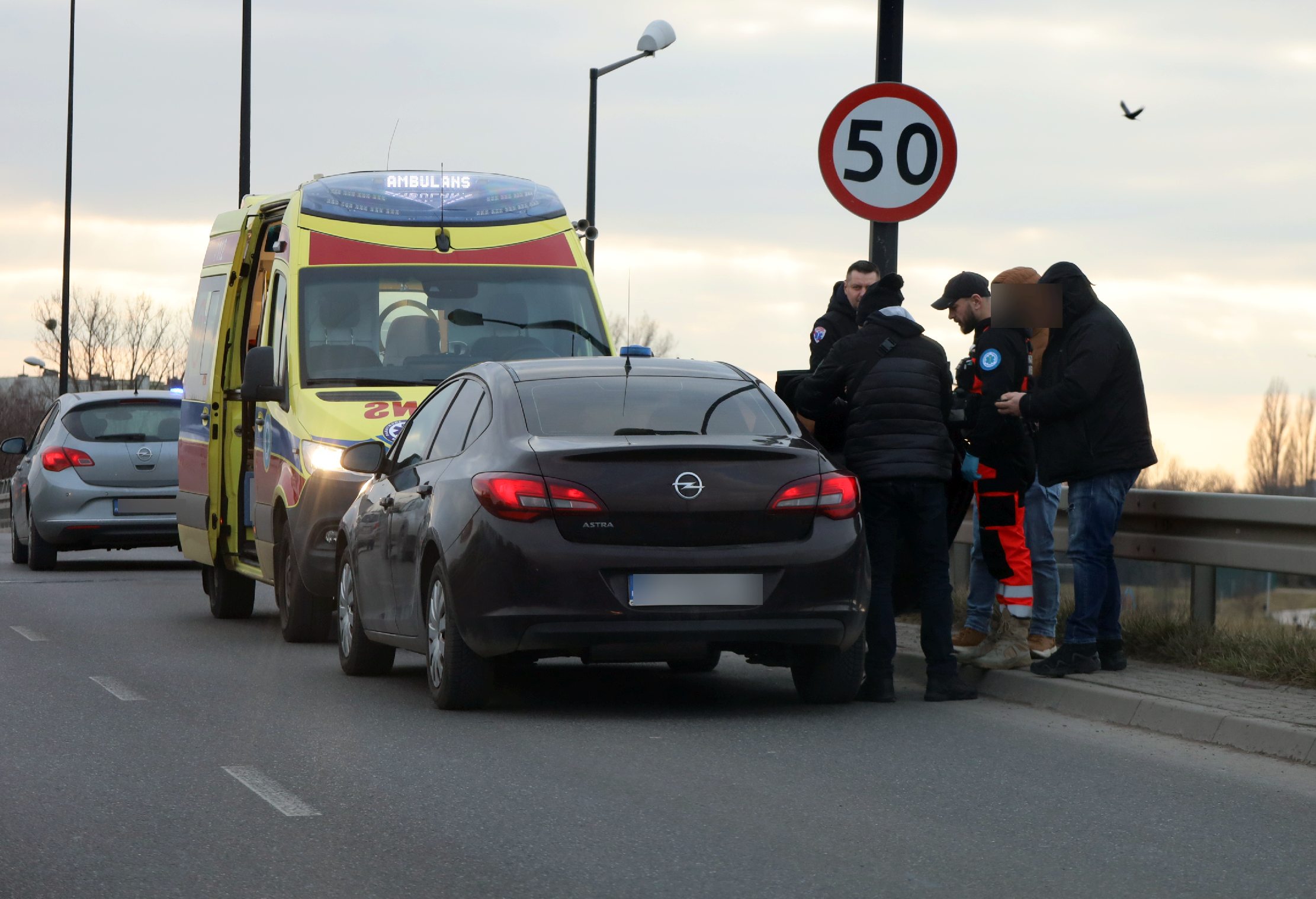 Zdesperowany mężczyzna stał na wiadukcie. Policyjni wywiadowcy dotarli na czas (zdjęcia)