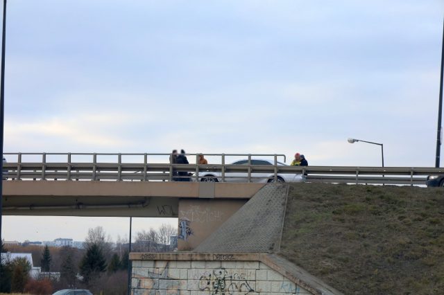 Zdesperowany mężczyzna stał na wiadukcie. Policyjni wywiadowcy dotarli na czas (zdjęcia)