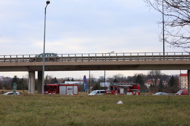 Zdesperowany mężczyzna stał na wiadukcie. Policyjni wywiadowcy dotarli na czas (zdjęcia)