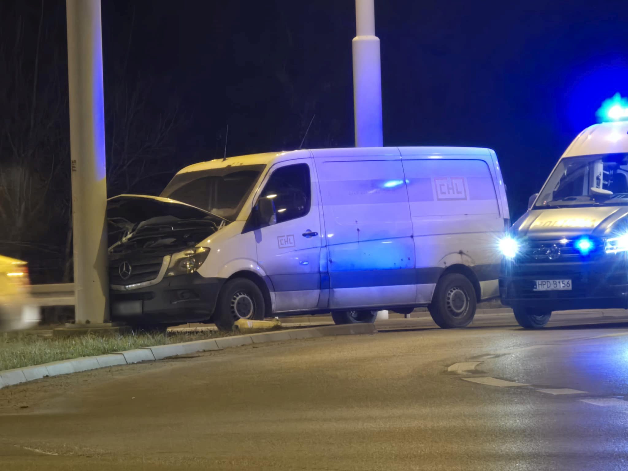 Mercedes uderzył w słup latarni. Na miejscu pracują policjanci, występują utrudnienia w ruchu (zdjęcia)