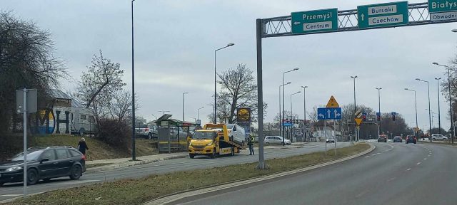 Wyjeżdżał z marketu, nie zauważył nadjeżdżającego auta. Doprowadził do zderzenia pojazdów (zdjęcia)