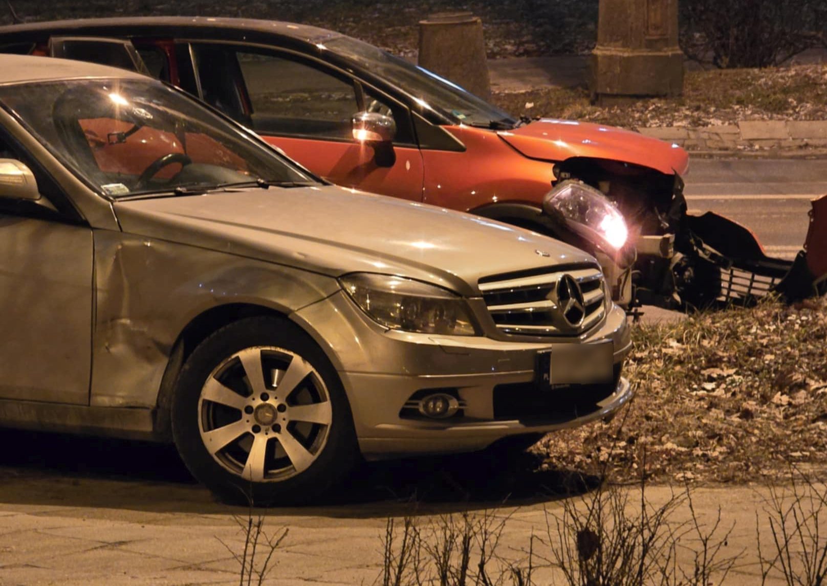 Wjechał na skrzyżowanie, nie zauważył nadjeżdżającego renaulta. Doprowadził do zderzenia (zdjęcia)