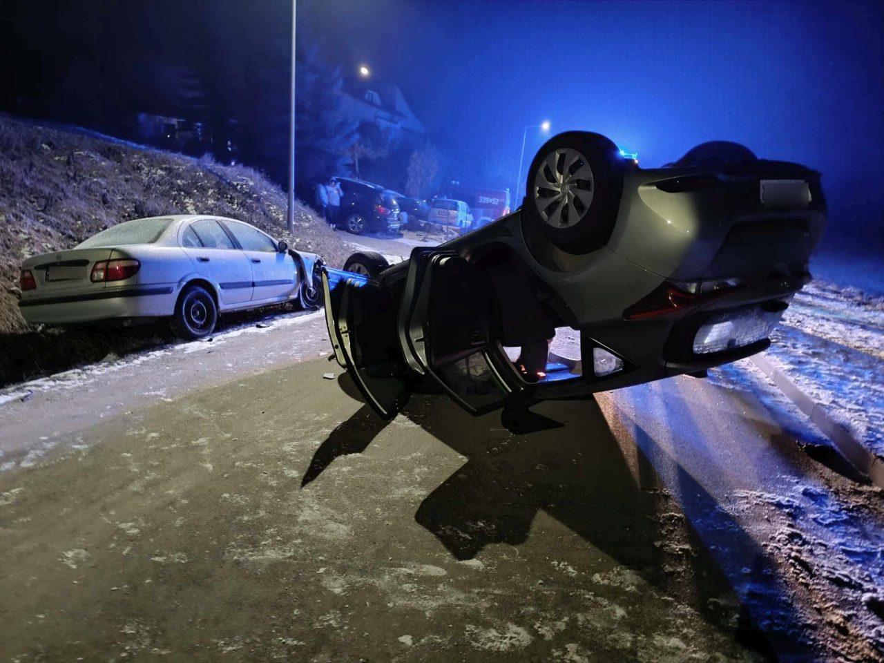 Nie zauważył zaparkowanego auta. Po zderzeniu z nissanem toyota dachowała na środku drogi (zdjęcia)