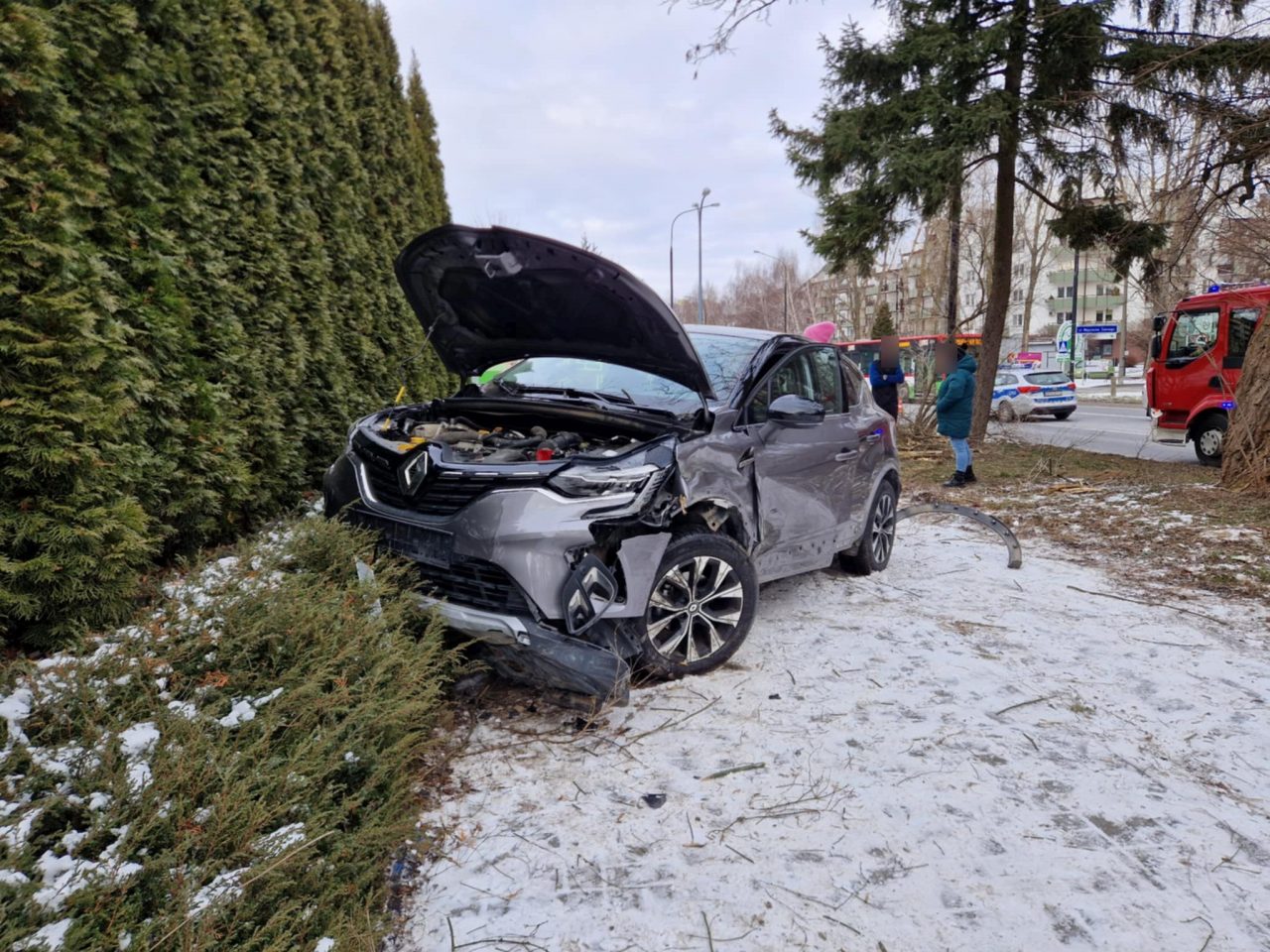 Nie ustąpiła pierwszeństwa. Po zderzeniu z jeepem renault uderzył w drzewa i zatrzymał się na chodniku (zdjęcia)