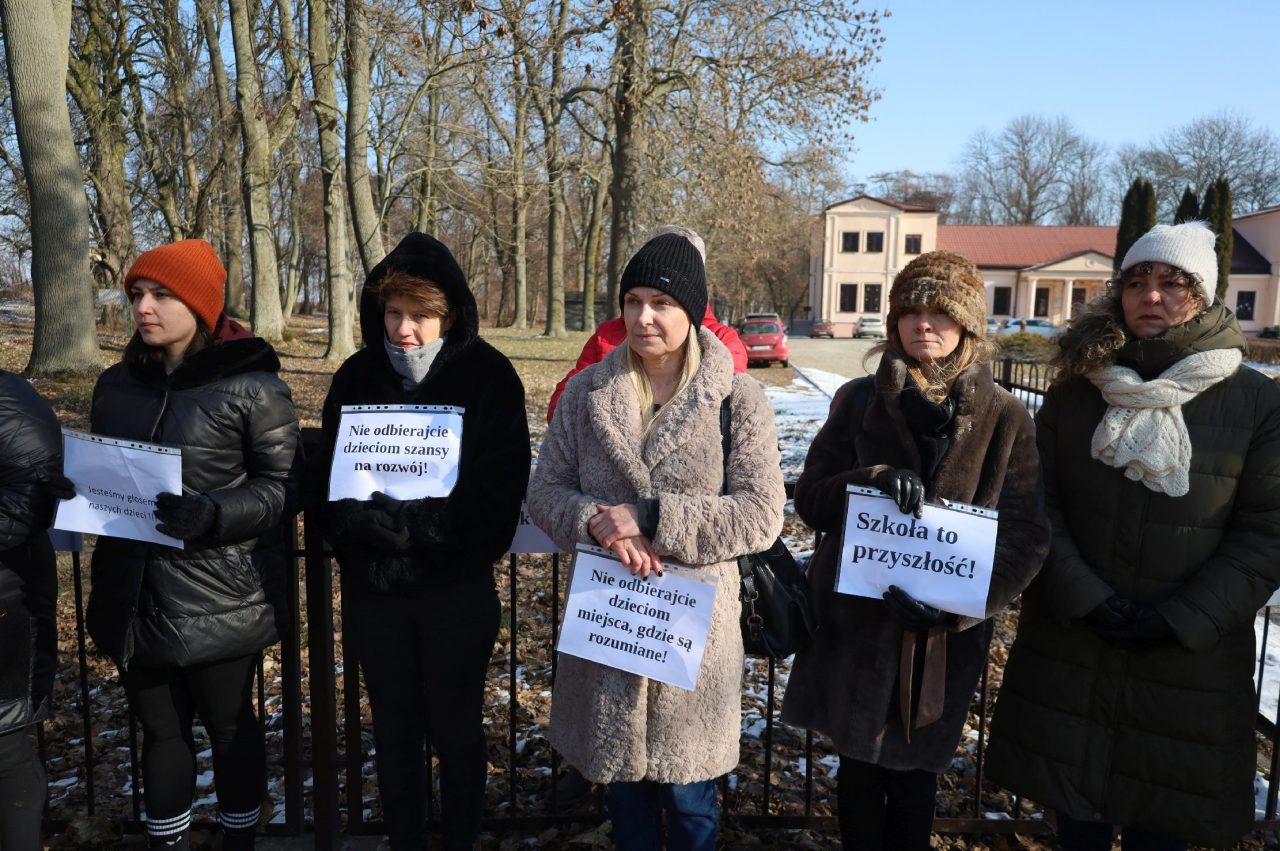 Rodzice protestują przeciwko likwidacji szkoły w Kozicach Dolnych. Interwencję podjął też poseł Bartłomiej Pejo (zdjęcia)