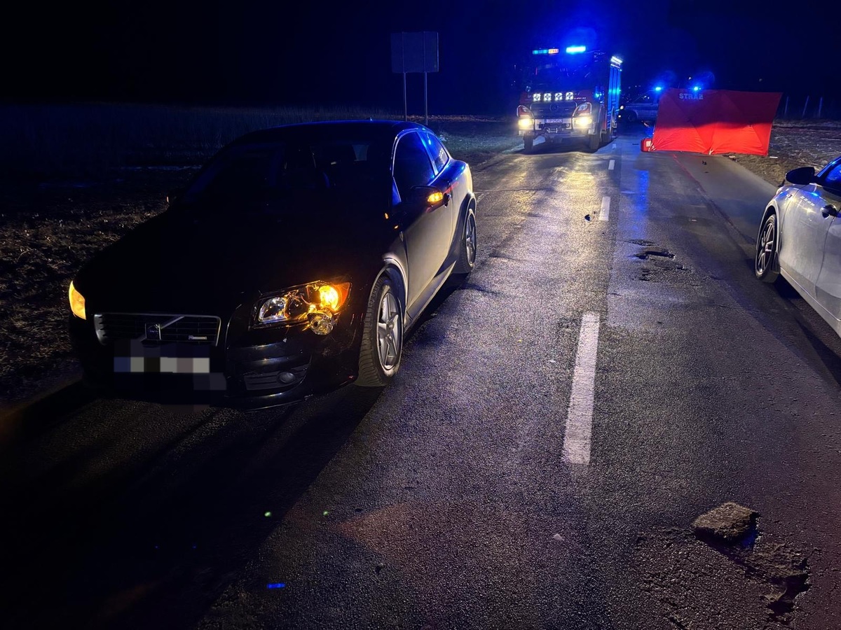 Nie zauważył idącego jezdnią pieszego. Na skutek potrącenia mężczyzna zginął na miejscu (foto)