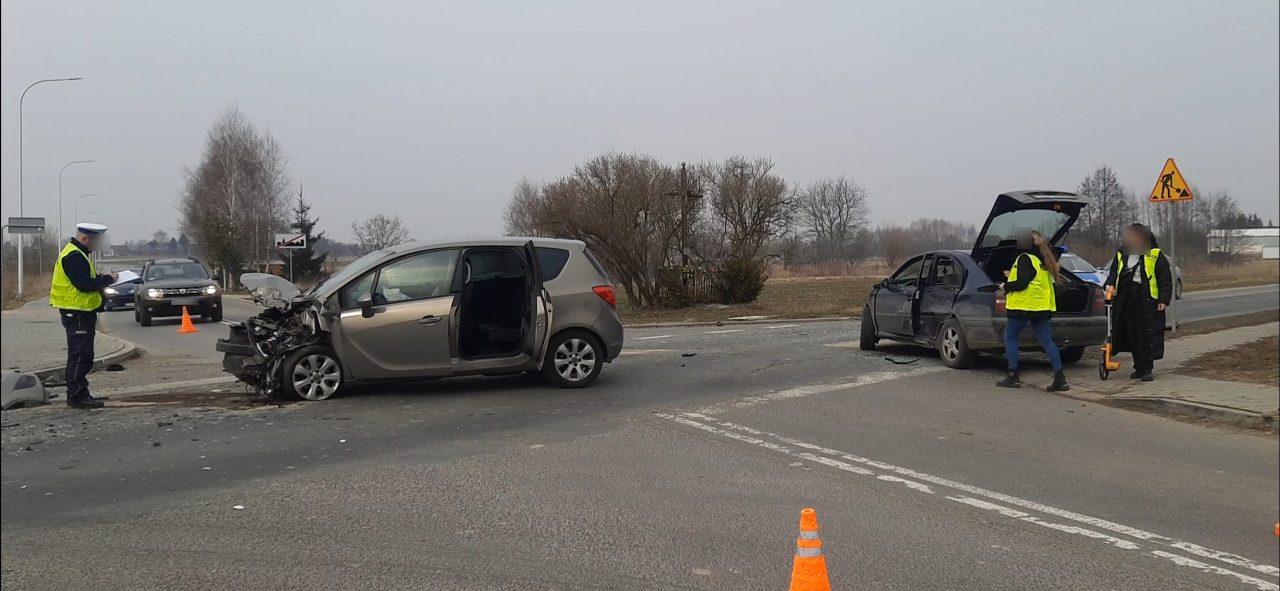 Wjechała na skrzyżowanie nie patrząc na znaki. Doprowadziła do zderzenia trzech aut, dwie osoby zostały ranne (zdjęcia)