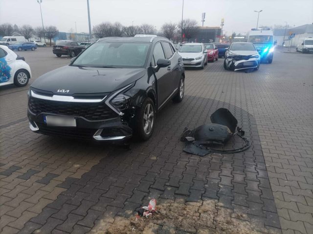 Na sklepowym parkingu doprowadziła do zderzenia pojazdów. W takim miejscu należy pamiętać o jednej zasadzie (zdjęcia)