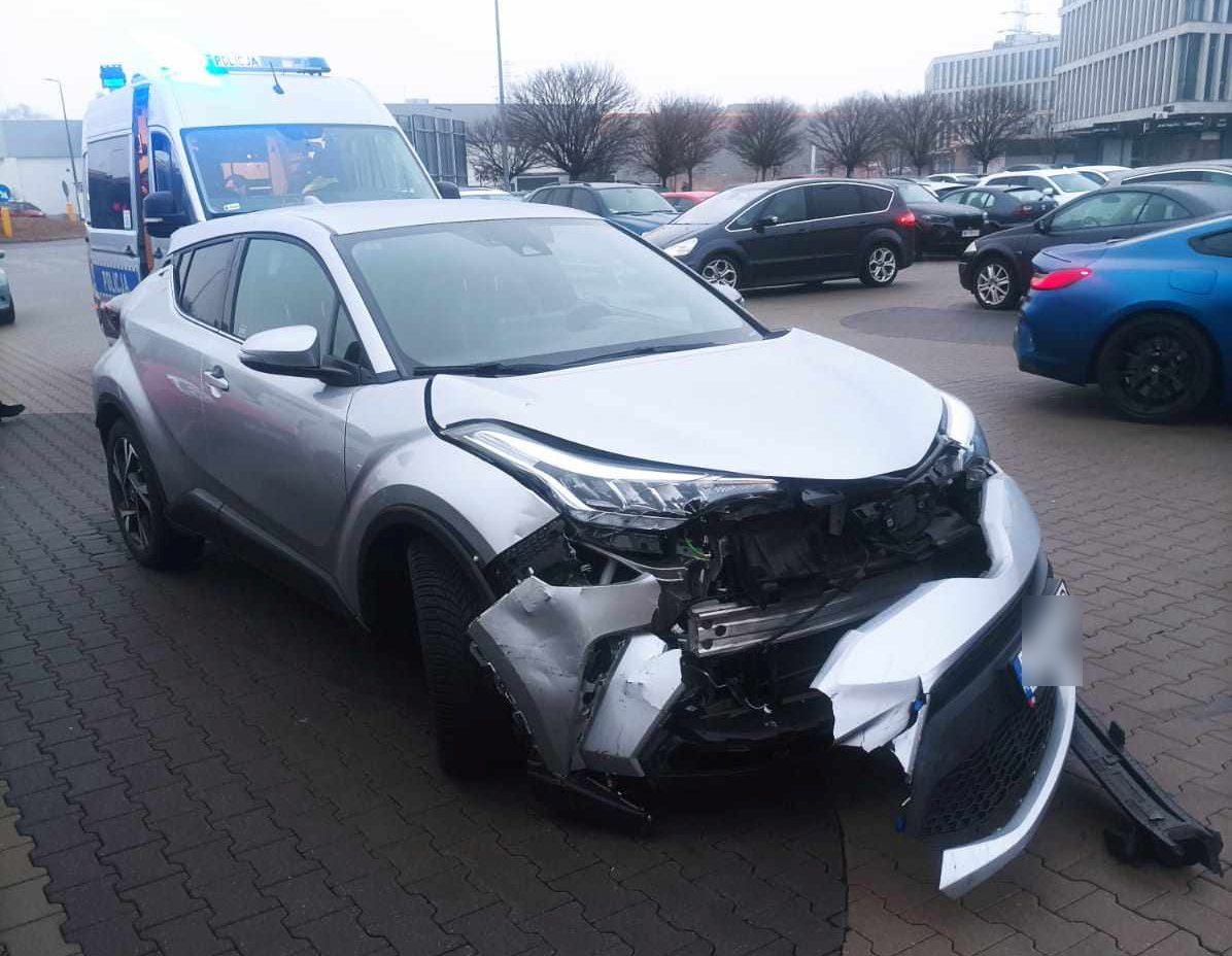 Na sklepowym parkingu doprowadziła do zderzenia pojazdów. W takim miejscu należy pamiętać o jednej zasadzie (zdjęcia)