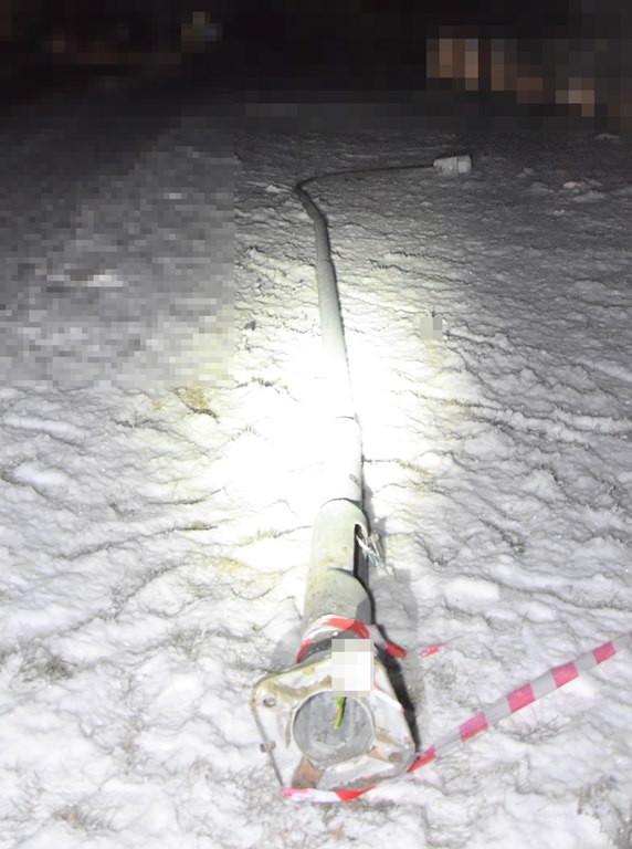 Wpadł w poślizg, ściął latarnię. 14-latka trafiła do szpitala (zdjęcia)