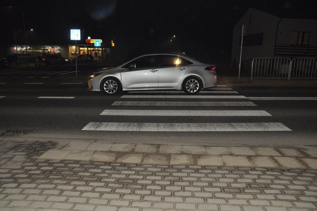 Wypadek na przejściu dla pieszych, 73-letnia kobieta trafiła do szpitala