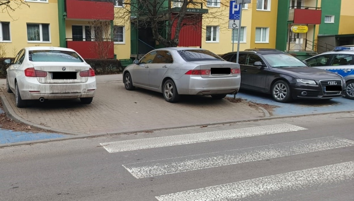 Włos się jeży na głowie patrząc, jak oni parkują. Wzięli się za nich policjanci (zdjęcia)