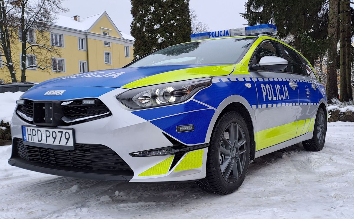 Policjanci eskortowali 19-latka do szpitala w Rykach