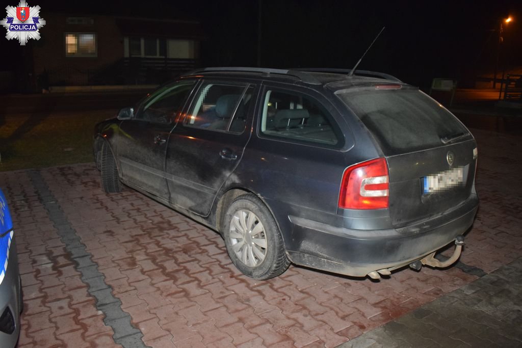 Nietrzeźwy pieszy potrącony na sklepowym parkingu. Mężczyzna trafił do szpitala (zdjęcia)