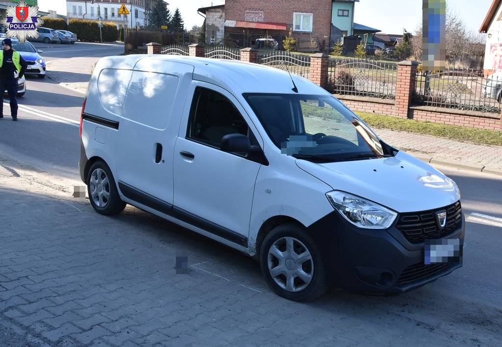 77-latek wbiegł na łuku drogi na jezdnię, został potrącony. Trafił do szpitala (zdjęcia)