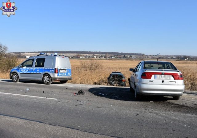 Mocne najechanie, jeden z pojazdów wypadł z drogi. Jedna osoba trafiła do szpitala (zdjęcia)