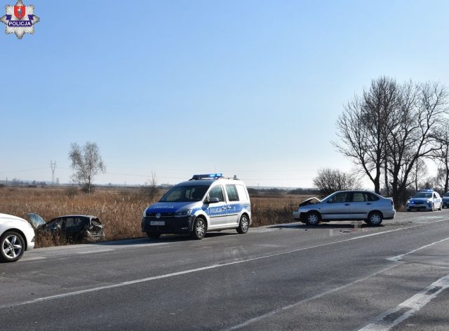 Mocne najechanie, jeden z pojazdów wypadł z drogi. Jedna osoba trafiła do szpitala (zdjęcia)