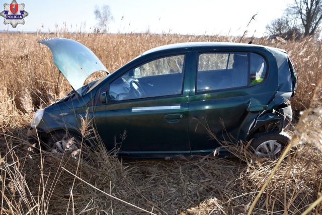 Mocne najechanie, jeden z pojazdów wypadł z drogi. Jedna osoba trafiła do szpitala (zdjęcia)