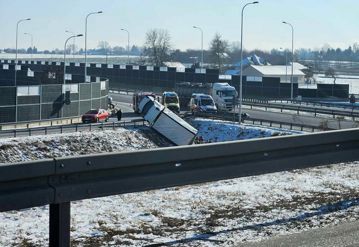 Groźny wypadek na obwodnicy Lublina. Pojazd dostawczy wypadł z drogi i przewrócił się na bok (zdjęcia)