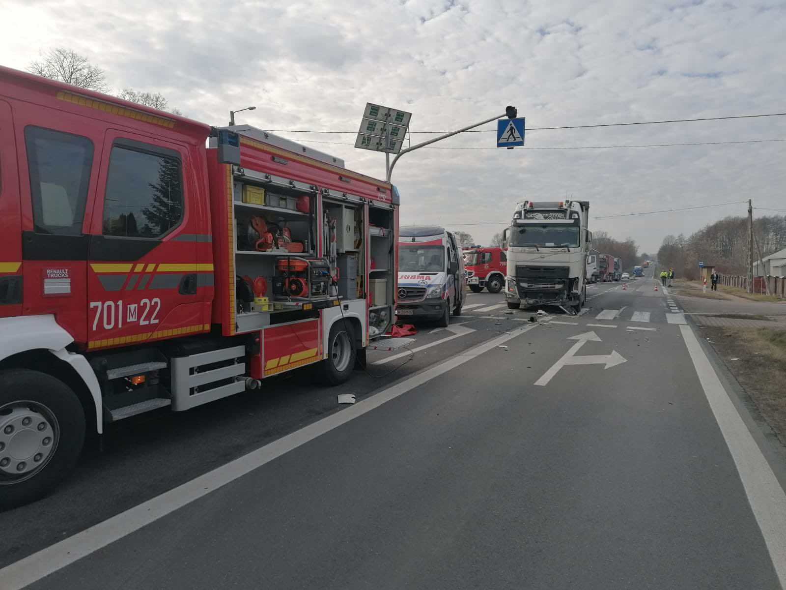 Tragiczny wypadek na trasie Puławy – Zwoleń. Jedna osoba nie żyje, droga jest zablokowana