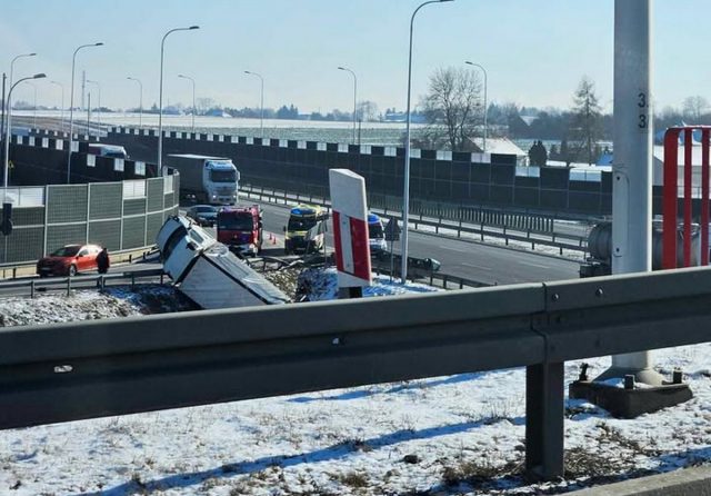 Groźny wypadek na obwodnicy Lublina. Pojazd dostawczy wypadł z drogi i przewrócił się na bok (zdjęcia)