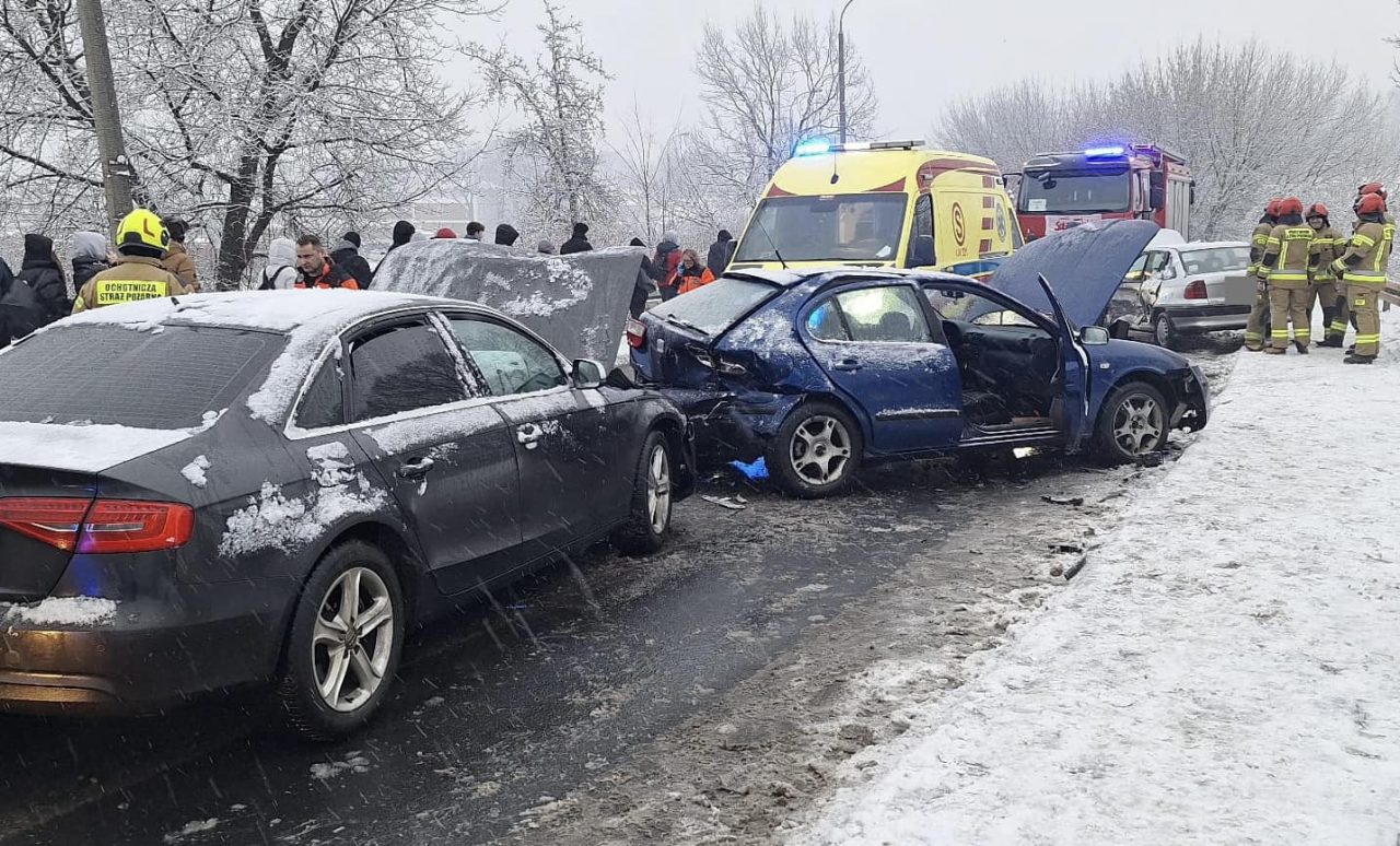 Pijana kobieta doprowadziła do groźnego wypadku. Cztery osoby w szpitalu, w tym trójka dzieci (zdjęcia)