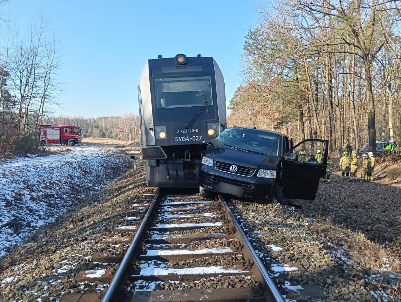 Wypadek na przejeździe kolejowym. Jedna osoba w szpitalu (zdjęcia)