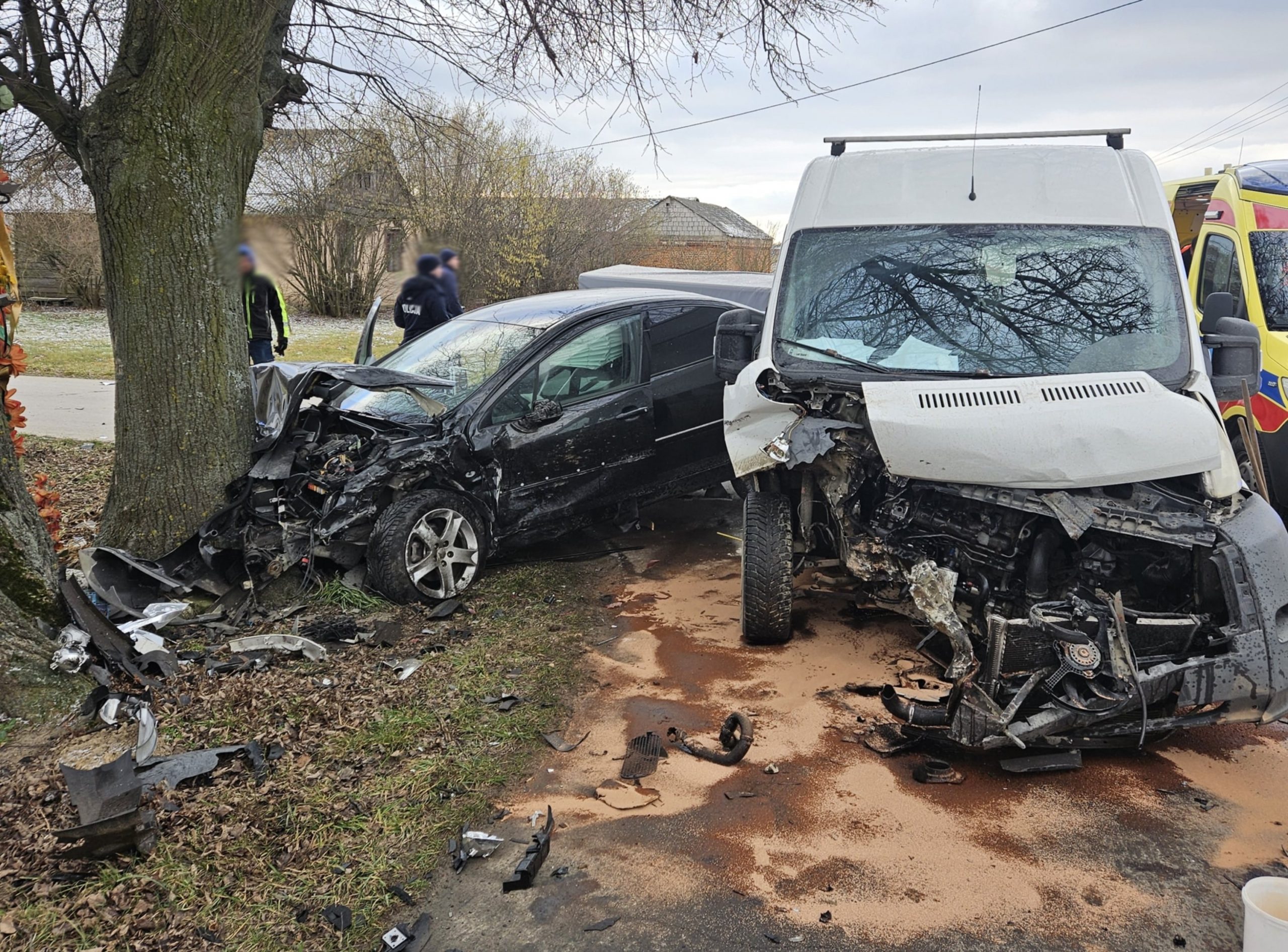 Groźny wypadek na skrzyżowaniu. Dwie osoby w szpitalu, w tym dziecko (zdjęcia)