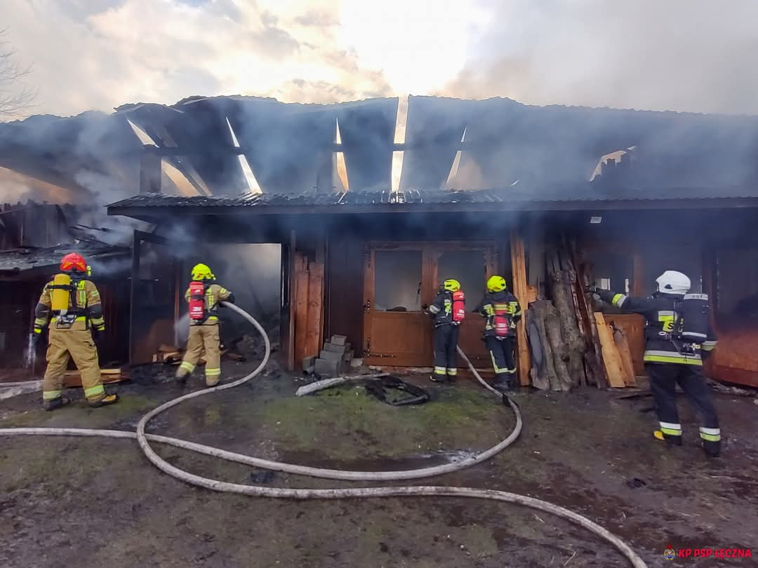 Budynek stanął w płomieniach. Przez kilka godzin z ogniem walczyło 10 zastępów strażaków (zdjęcia)