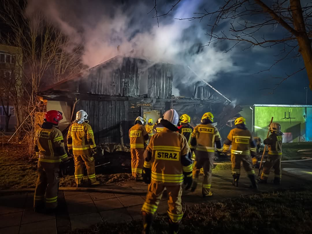 Strażacy walczyli z pożarem pustostanu. W akcji siedem zastępów straży pożarnej (zdjęcia)