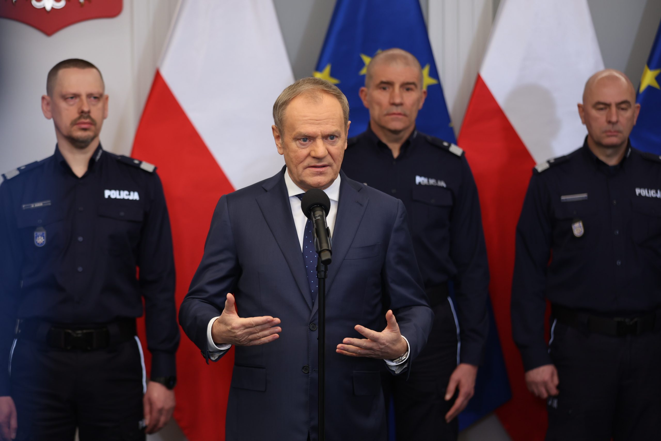 Donald Tusk: Dodatek mieszkaniowy dla funkcjonariuszek i funkcjonariusz od 900 do 1800 zł (wideo)