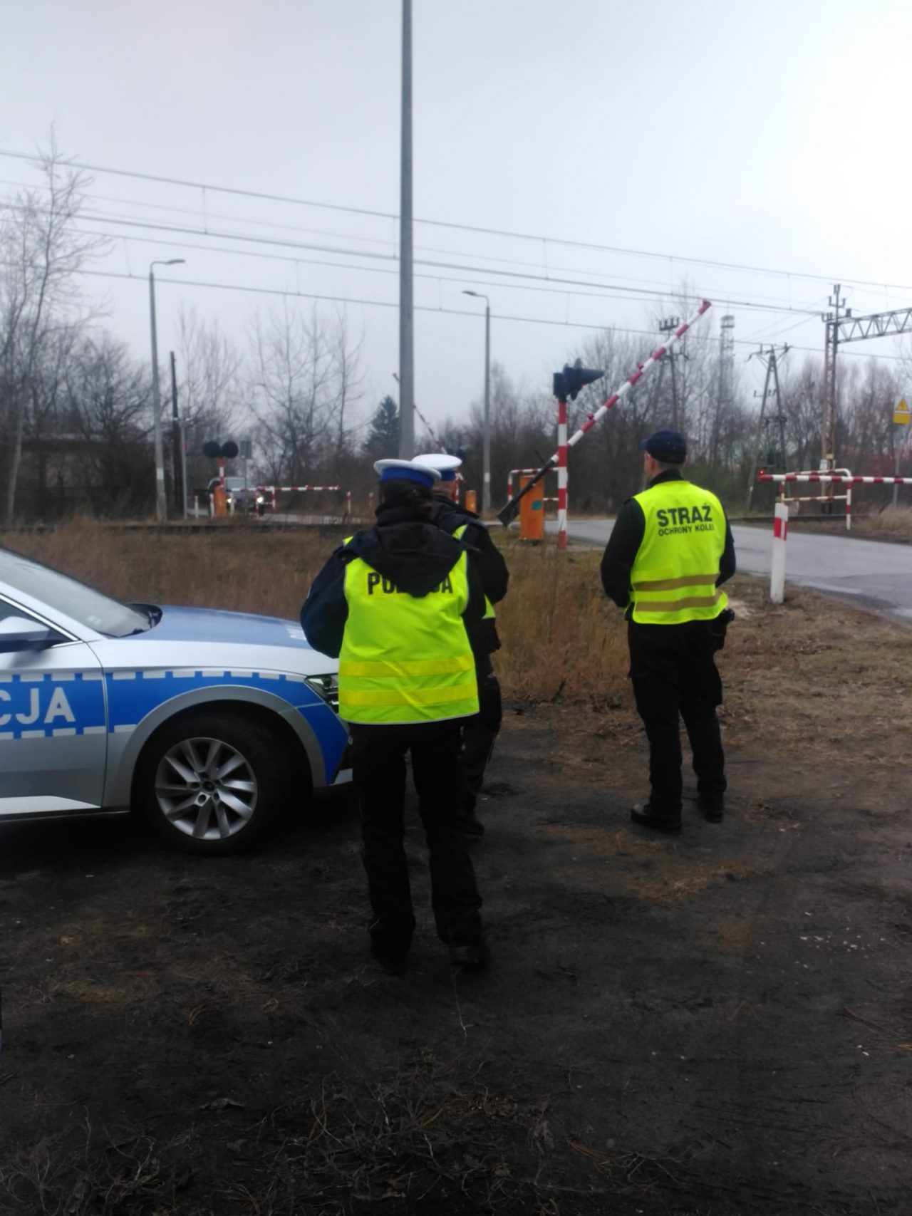 SOK i Policja dbają o bezpieczeństwo na przejazdach kolejowych (zdjęcia)