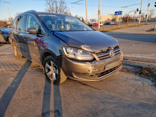 Wjechała na czerwonym, doprowadziła do zderzenia z volkswagenem. Są utrudnienia w ruchu (zdjęcia)