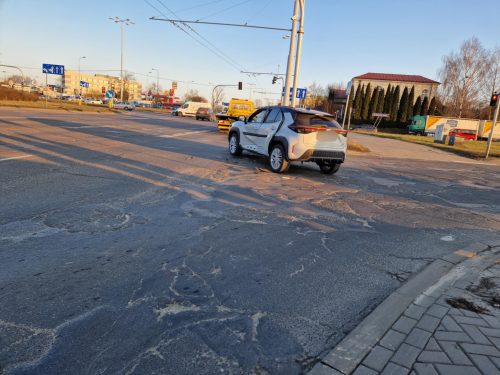 Wjechała na czerwonym, doprowadziła do zderzenia z volkswagenem. Są utrudnienia w ruchu (zdjęcia)