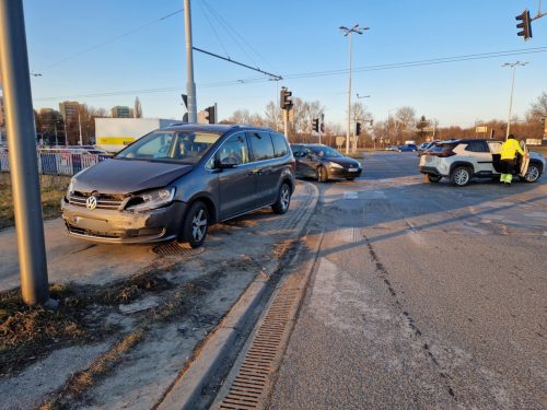 Wjechała na czerwonym, doprowadziła do zderzenia z volkswagenem. Są utrudnienia w ruchu (zdjęcia)