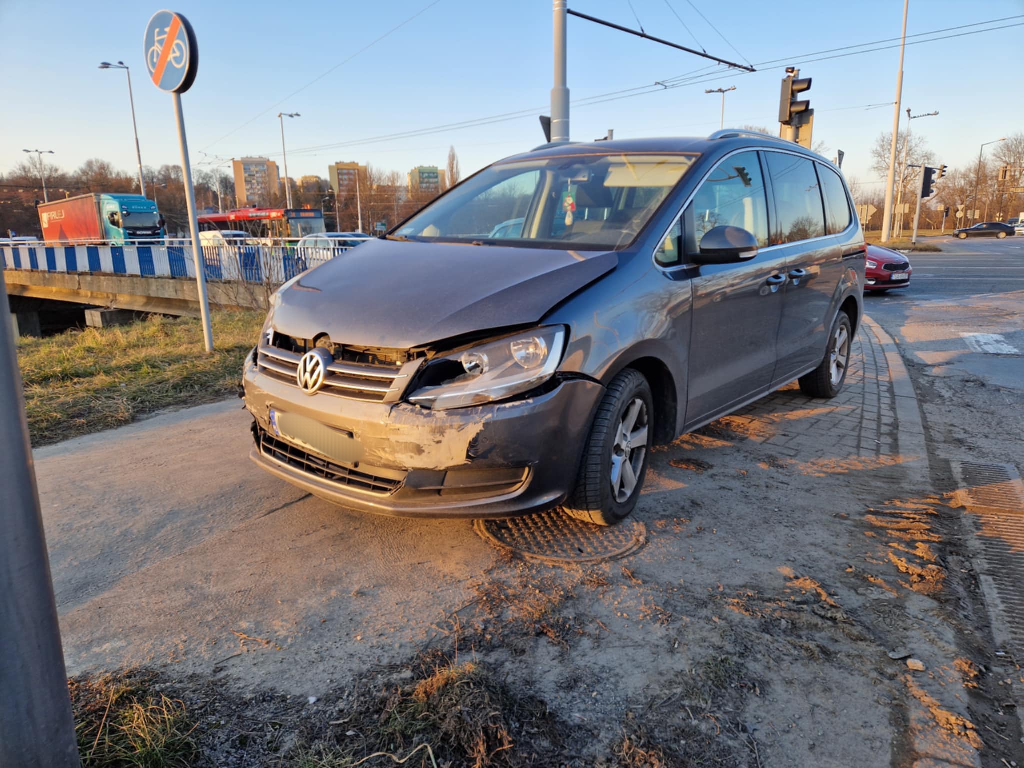 Wjechała na czerwonym, doprowadziła do zderzenia z volkswagenem. Są utrudnienia w ruchu (zdjęcia)