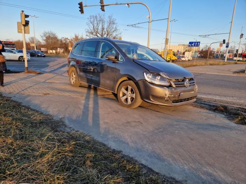 Wjechała na czerwonym, doprowadziła do zderzenia z volkswagenem. Są utrudnienia w ruchu (zdjęcia)