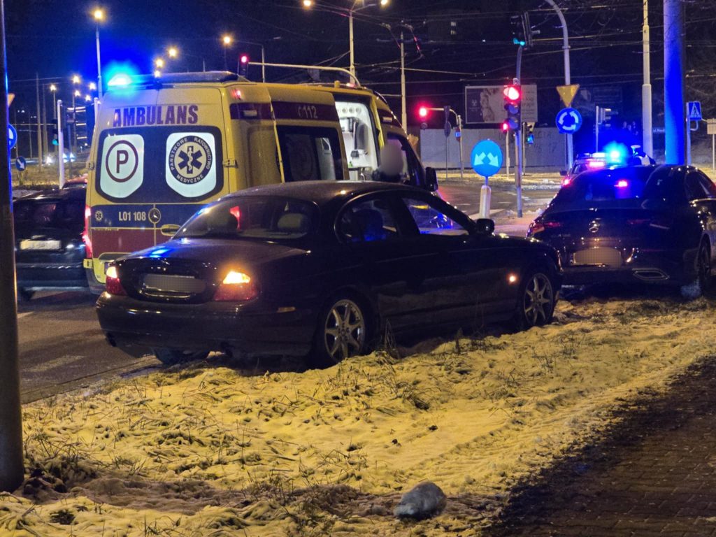 Zderzenie jaguara z mercedesem. Jeden z kierowców nie wyhamował (zdjęcia)