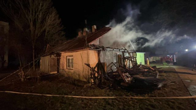 Strażacy walczyli z pożarem pustostanu. W akcji siedem zastępów straży pożarnej (zdjęcia)